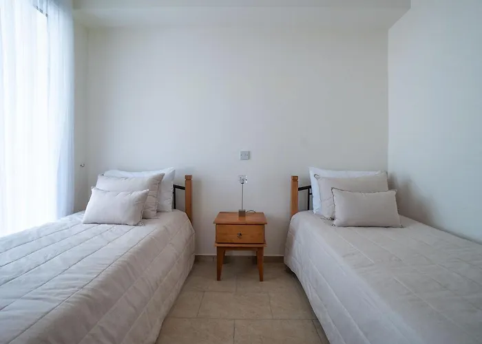 Eden Heights E302 Apartamento